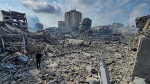 Bajo las bombas en Gaza, Israel no cesa
