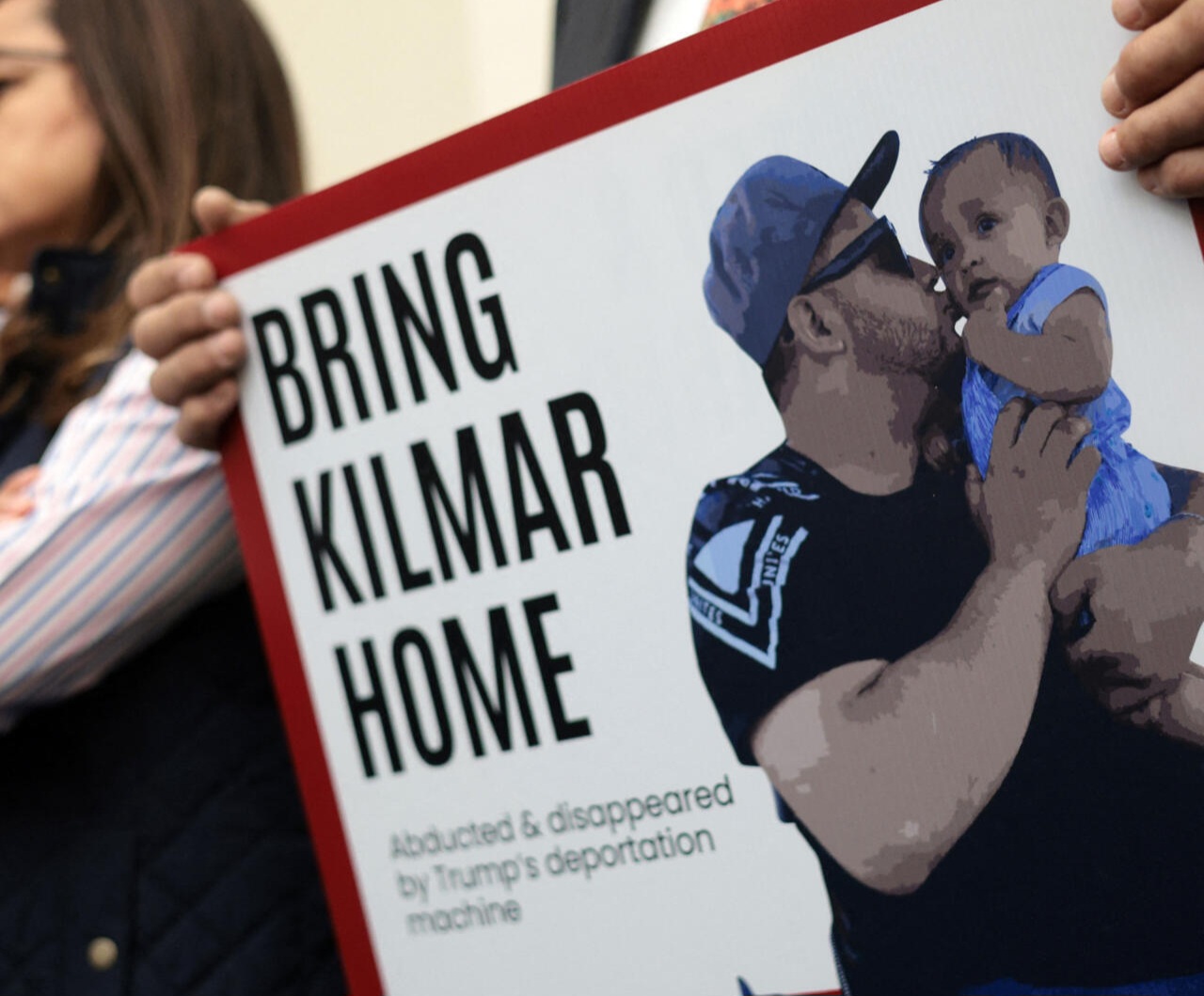 EEUU dice que migrante deportado por error debe enfrentar a la justicia en El Salvador