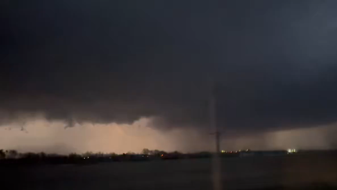 VIDEO: Un enorme tornado arrasa Iowa, atrapando a la gente