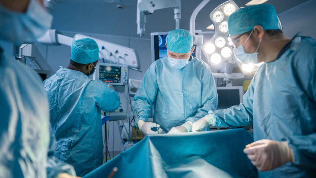 Trasplantan por primera vez un corazón sin detener ni uno solo de sus latidos