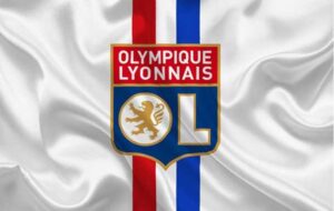 Interrumpen derbi en fútbol francés por proyectil contra árbitro