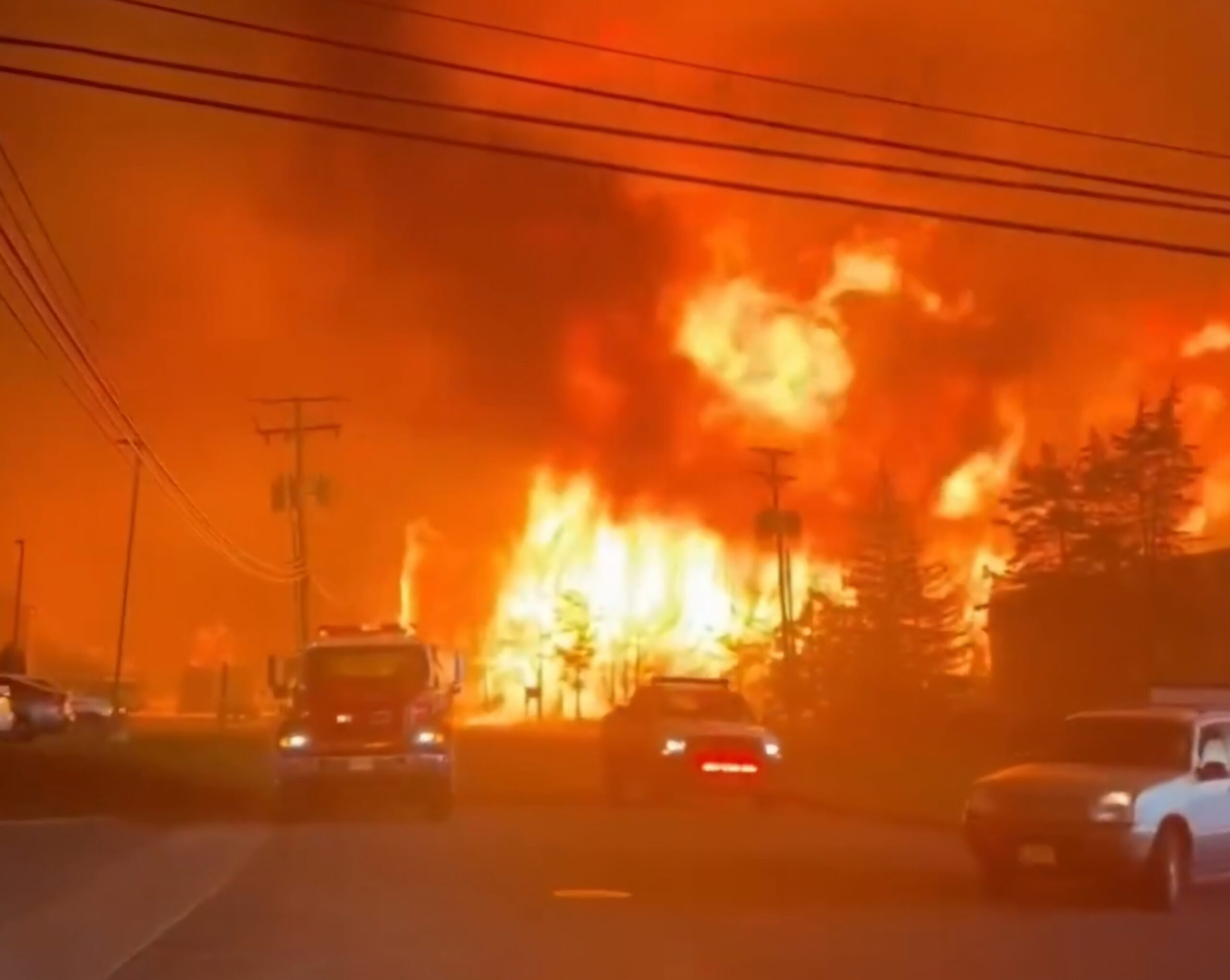Incendio masivo en EEUU obliga a evacuar a 3.000 personas