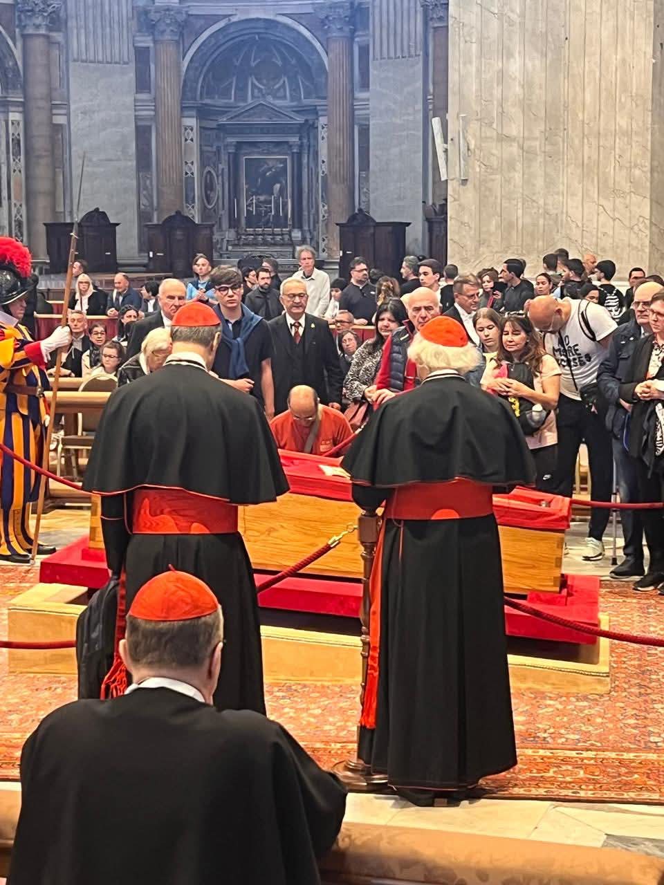 Cardenal de Nicaragua ora frente a féretro del Papa Francisco