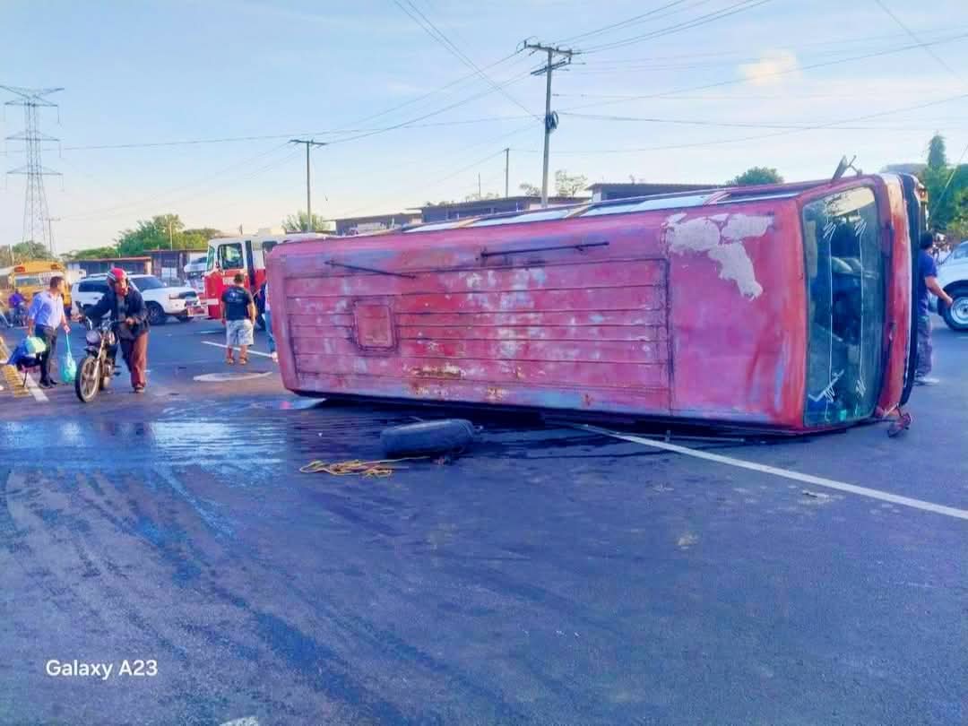 Varios estudiantes lesionados tras vuelco de bus escolar que chocó en Catarina