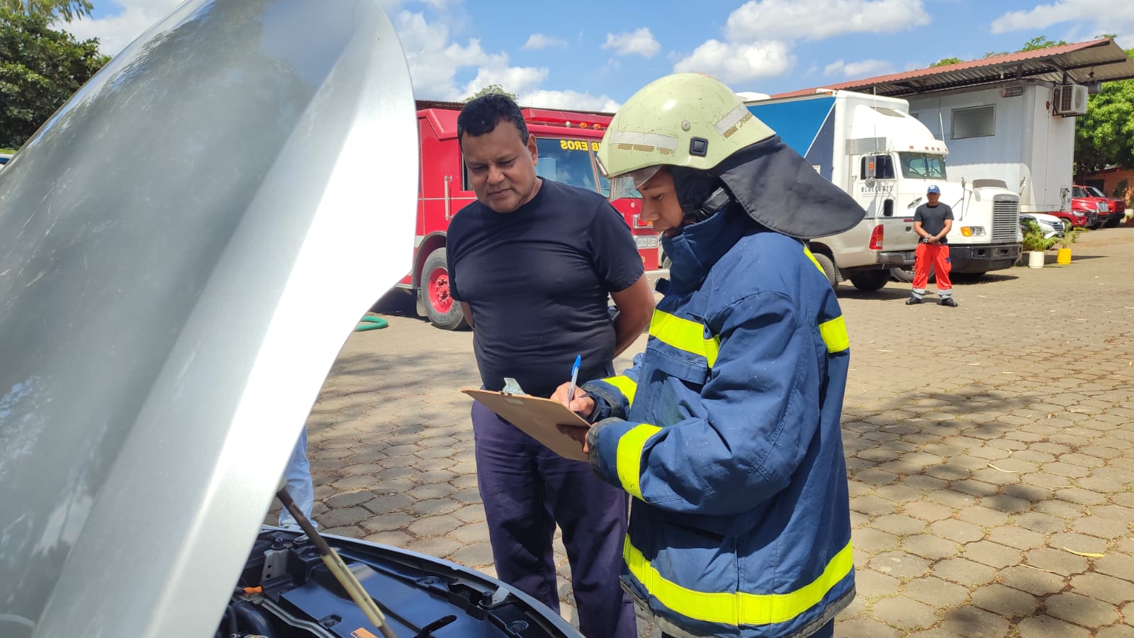 Capacitan a bomberos nicaragüenses en la extinción de incendios en vehículos eléctricos