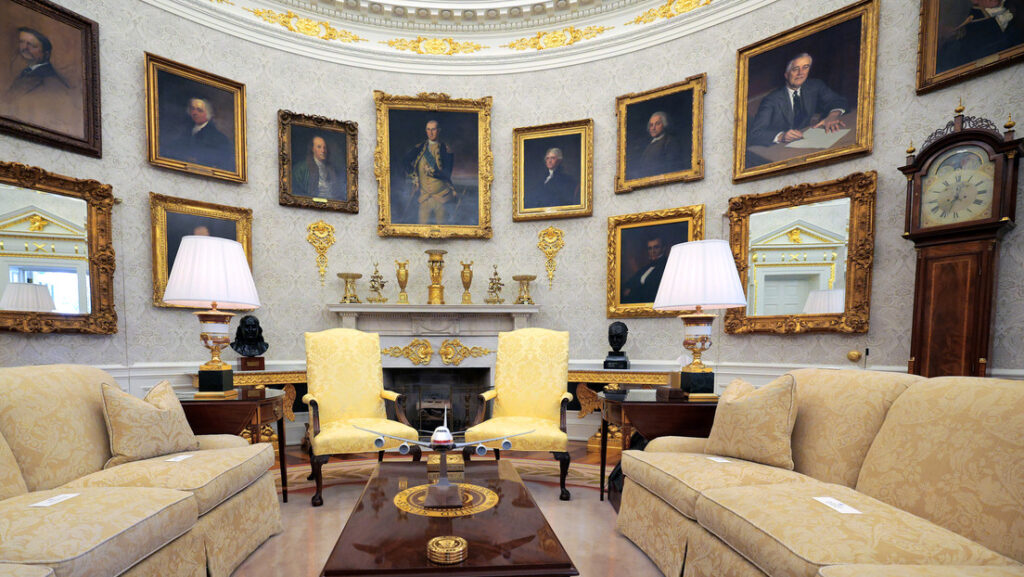 Trump presume de la decoración del "nuevo Despacho Oval" con oro de 24 quilates