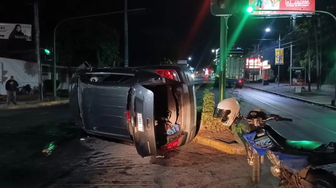 Borracho sobrevive tras impactar su camioneta contra unos semáforos en Managua