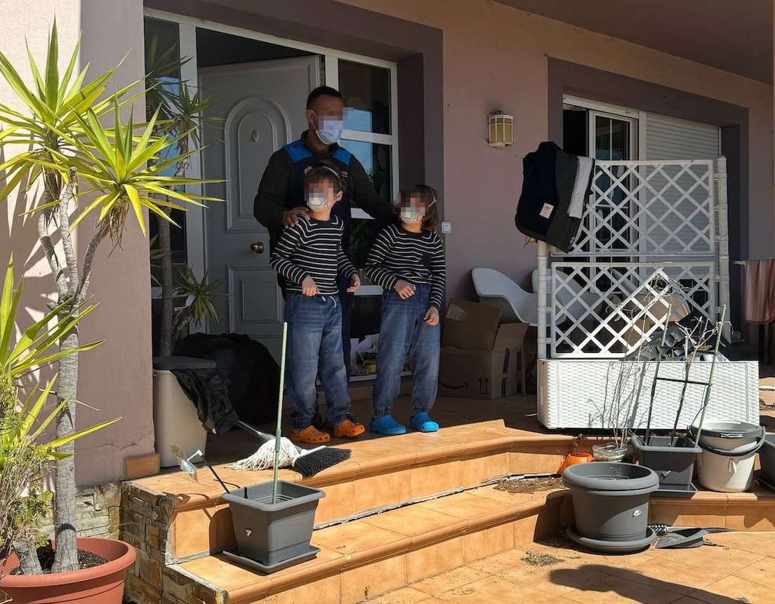 Tres niños ven la luz del día por primera vez en casi cuatro años de cautiverio