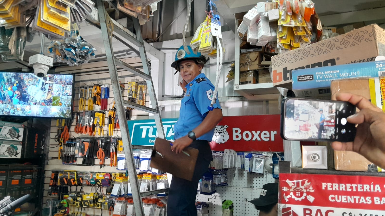 Bomberos inspeccionan tramos para evitar emergencias en el mercado Oriental