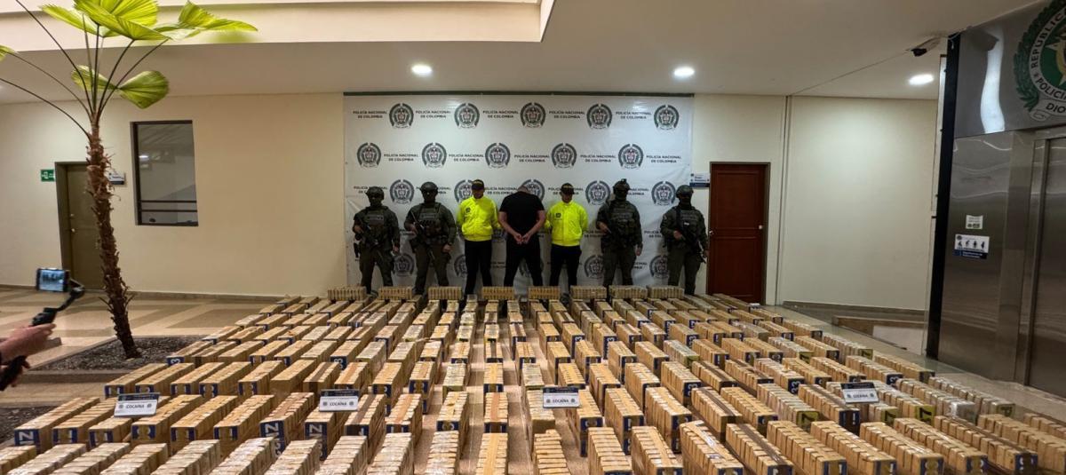 Incautan dos toneladas de cocaína en aeropuerto de Colombia
