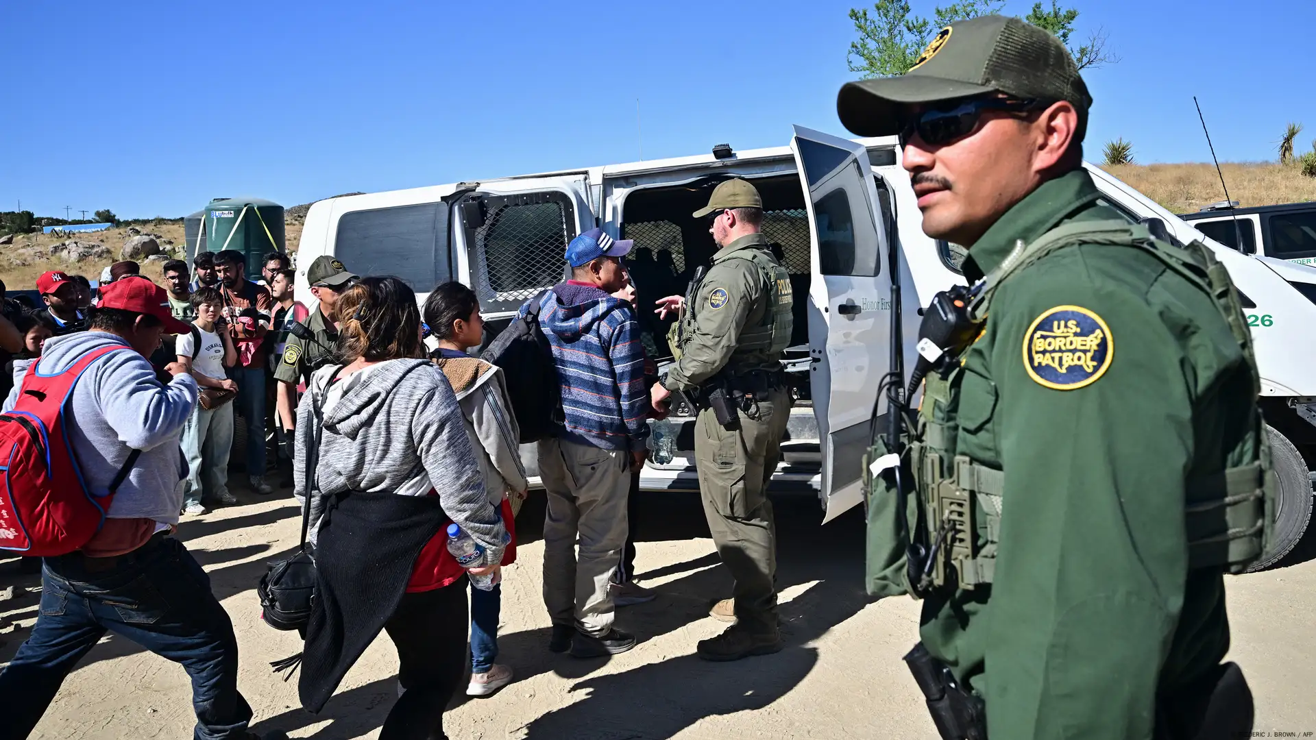 La ‘oferta’ de $1,000 y pasaje de Trump para que inmigrantes “ilegales” se autodeporten