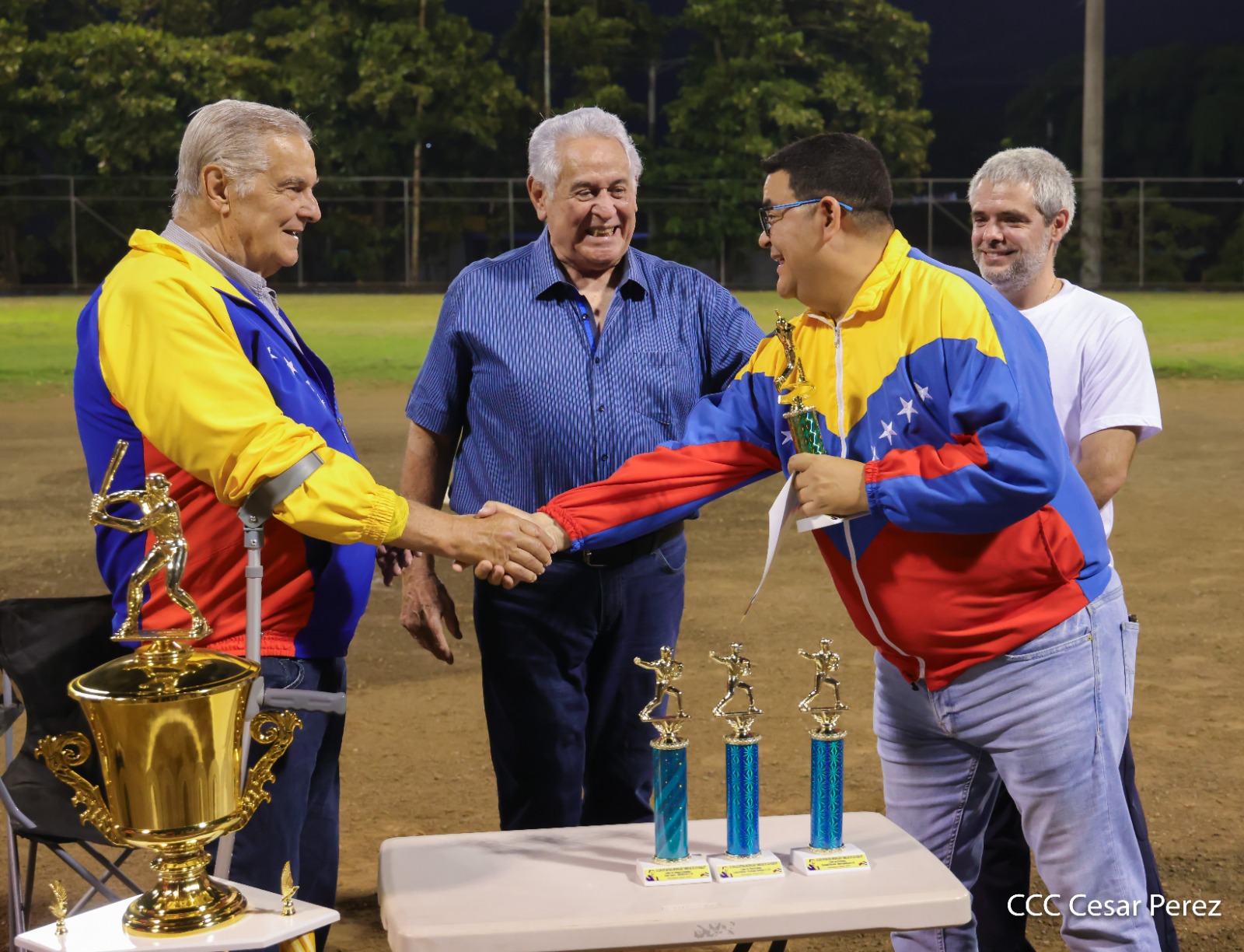 Celebran la final del Campeonato de Softball Amistad de los Pueblos