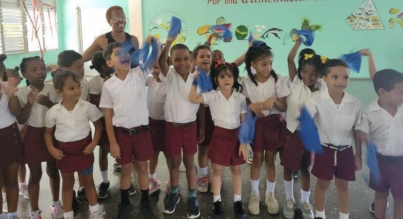 Niños cubanos cantan a la Revolución Sandinista y Cubana