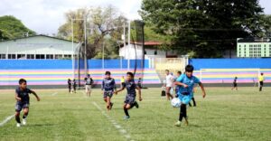 niños participan en el torneo de fútbol 7