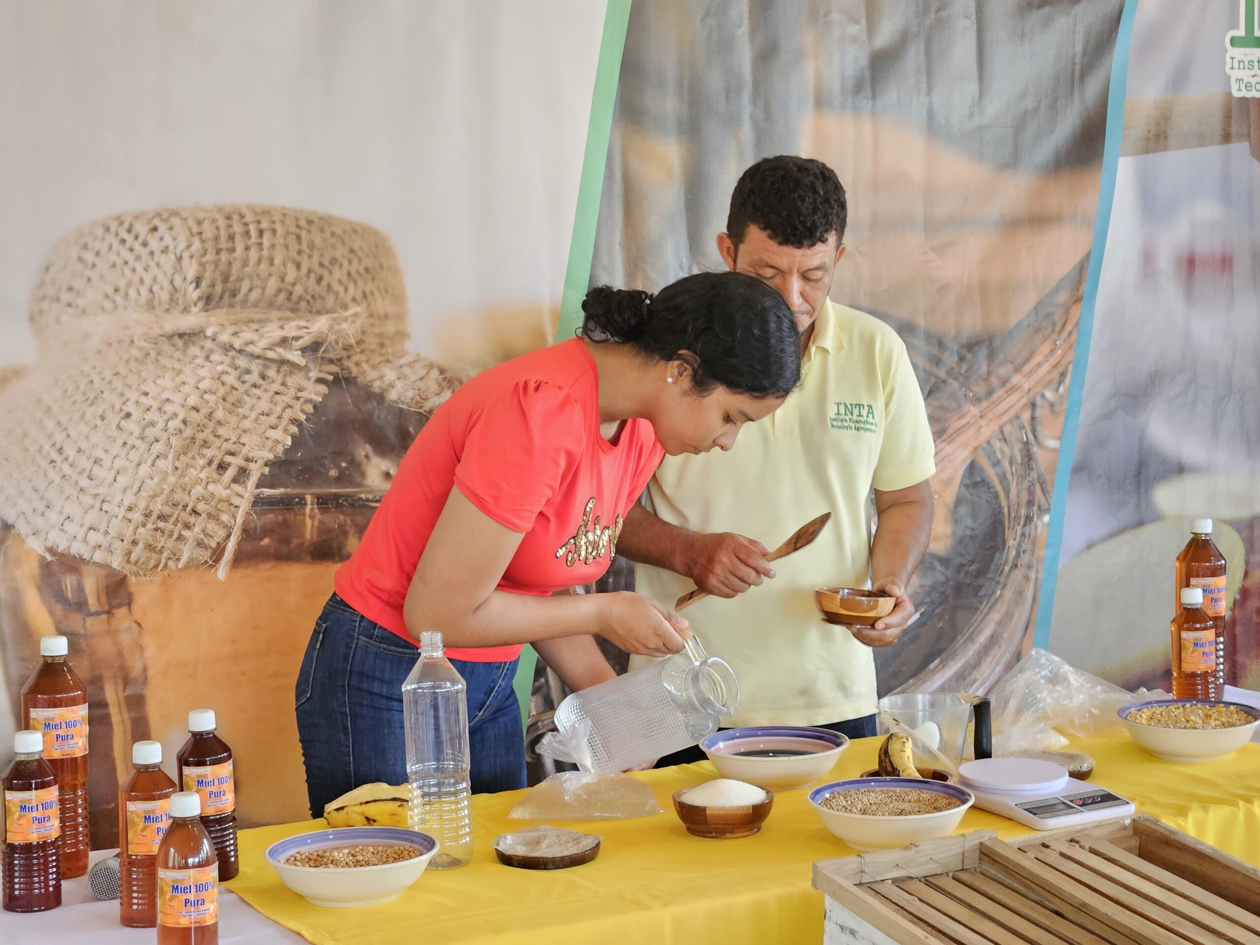 Productores de miel de San Pedro de Lóvago adquiere nuevas técnicas de alimentación a las abejas