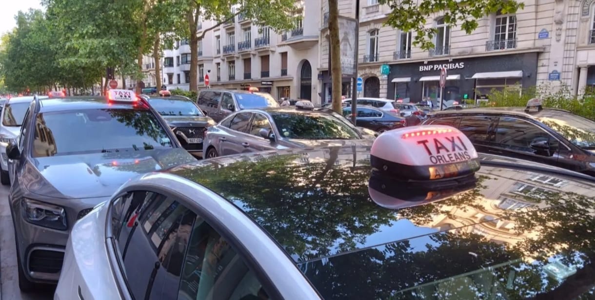 Taxistas paralizan sus actividades por protestas contra cambios en tarifas de transporte sanitario