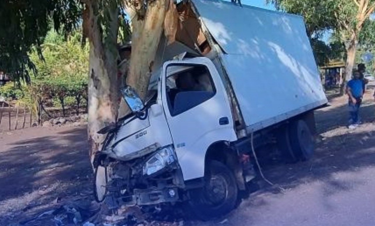Un muerto en carretera León-Malpaisillo tras choque de un camión contra un árbol