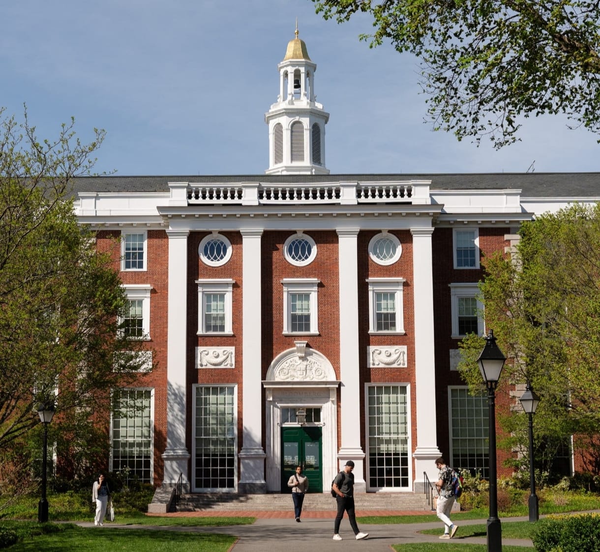 Trump contra Harvard, revoca matrículas a estudiantes internacionales