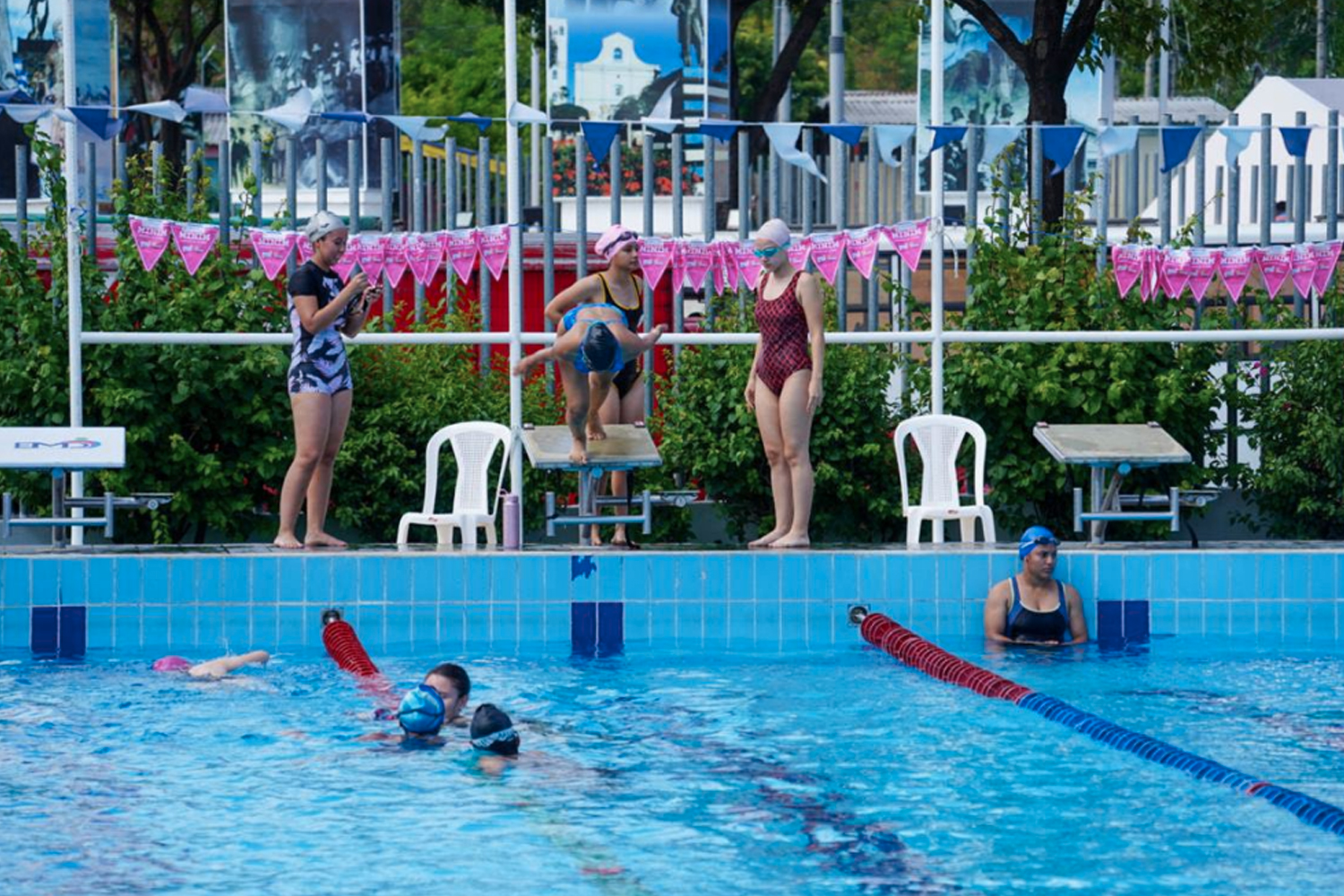 Mujeres participan en competencia de natación en Managua