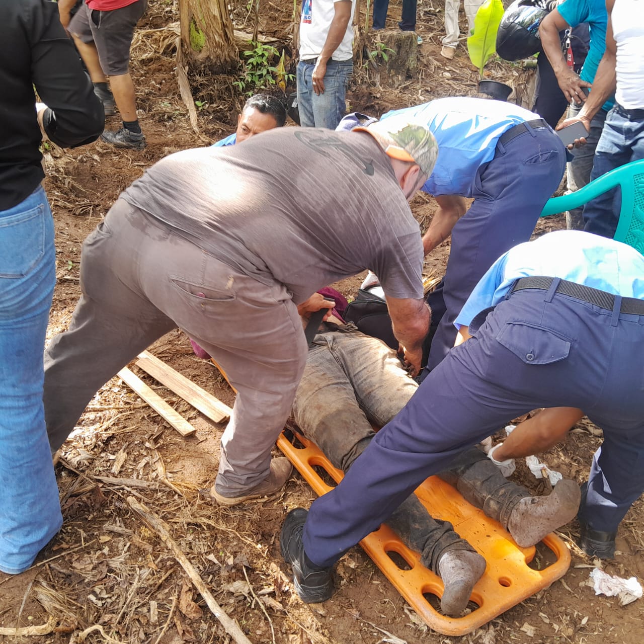 Cuatro muertos tras vuelco de camión cargado de broza de oro en Matagalpa