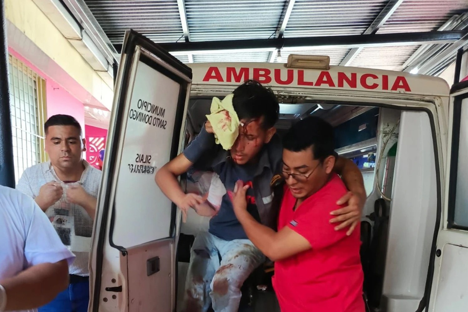 Cuatro heridos de gravedad tras precipitarse un camión a un abismo en Chontales