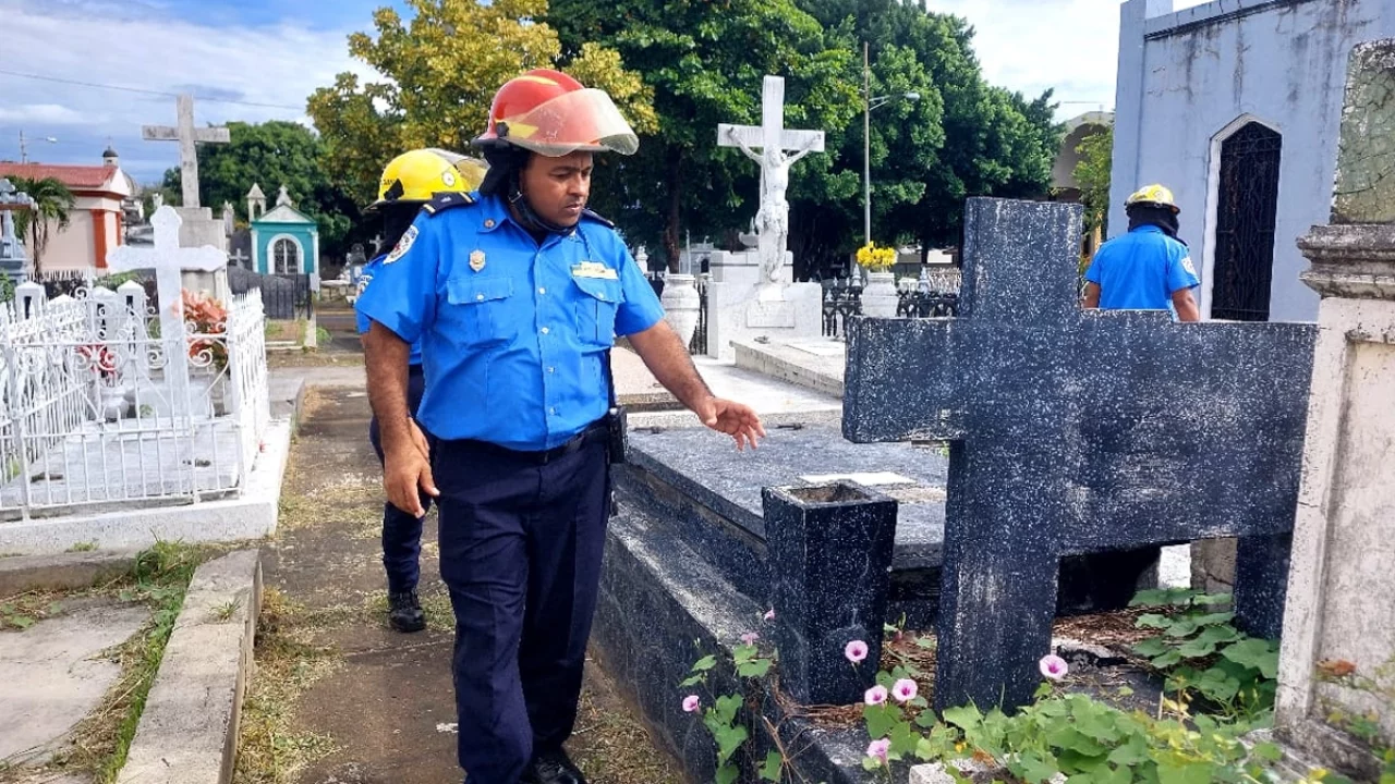 Bomberos garantizan seguridad en los cementerios de cara al Día de las Madres