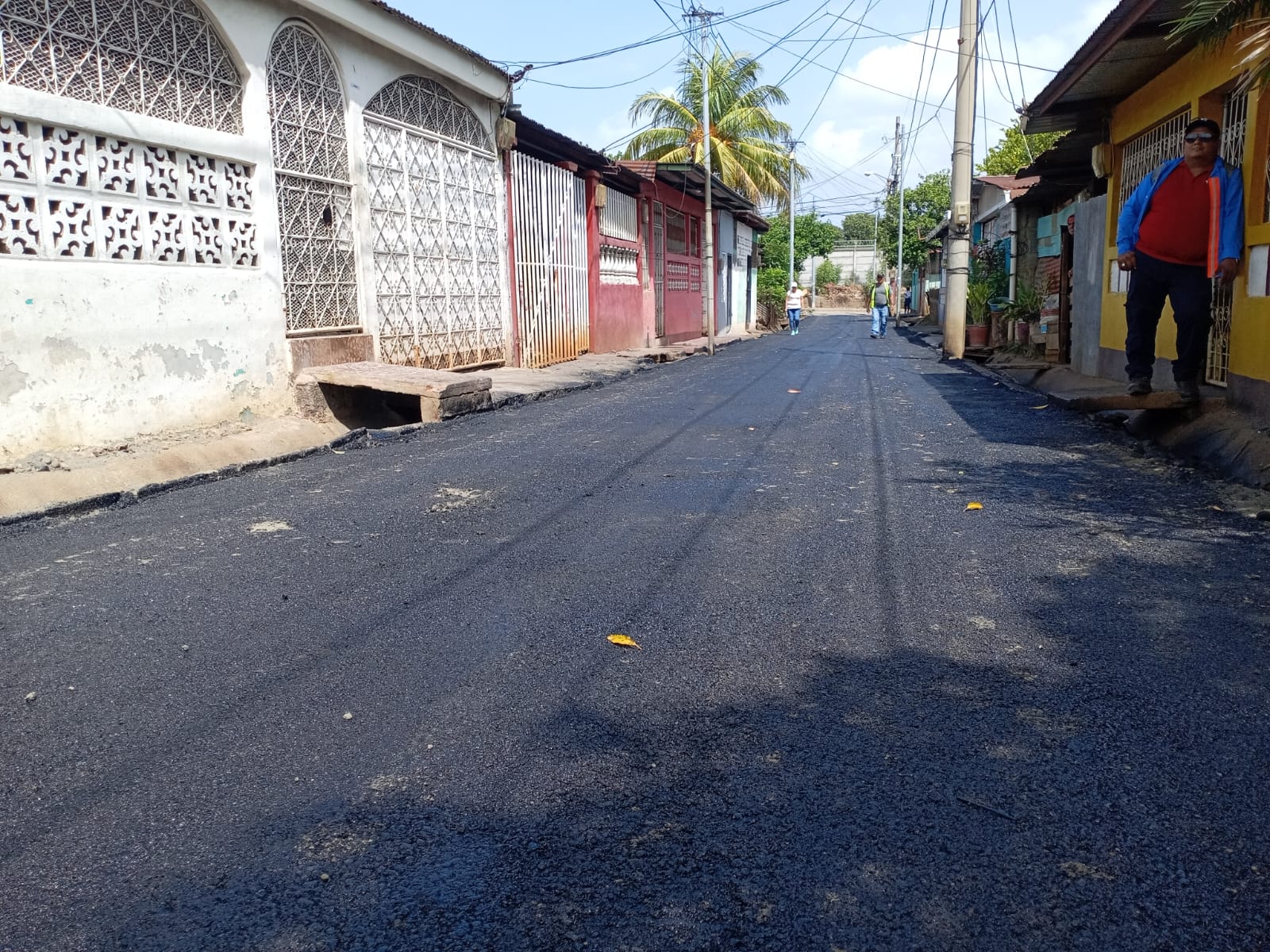 Supervisan la construcción de tres calles asfaltadas en el barrio Américas I