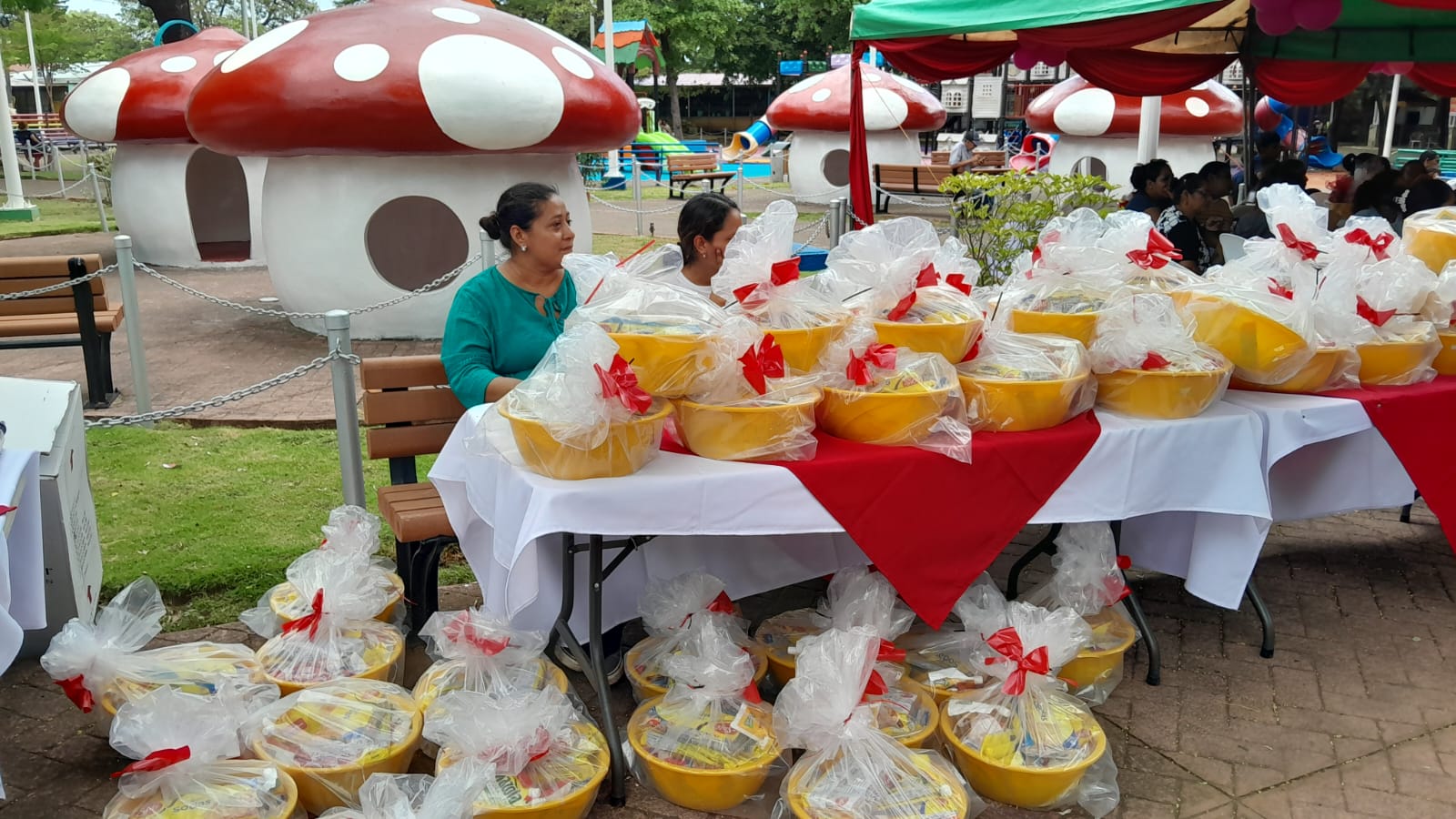 Madres del programa Todos con Voz reciben regalos en Managua