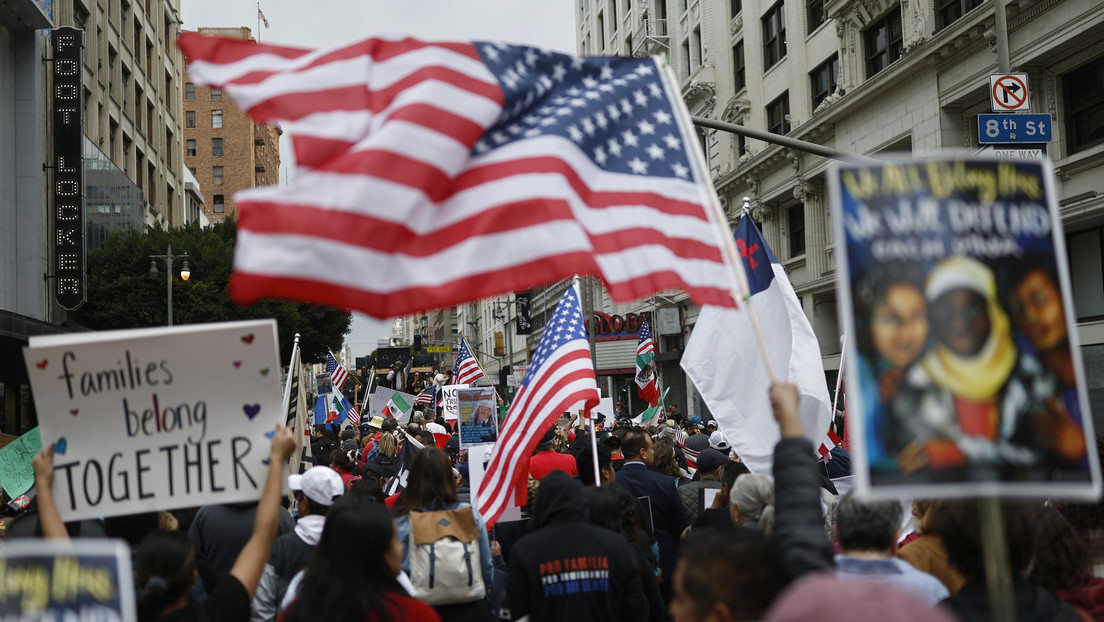 Corte Suprema permite a Trump revocar el estatus legal a 500 mil inmigrantes