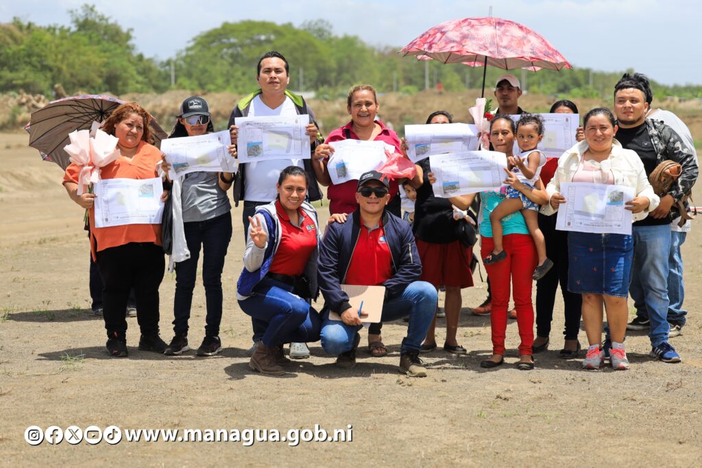 Familias celebran a las madres recibiendo 200 nuevos lotes para sus viviendas en Managua