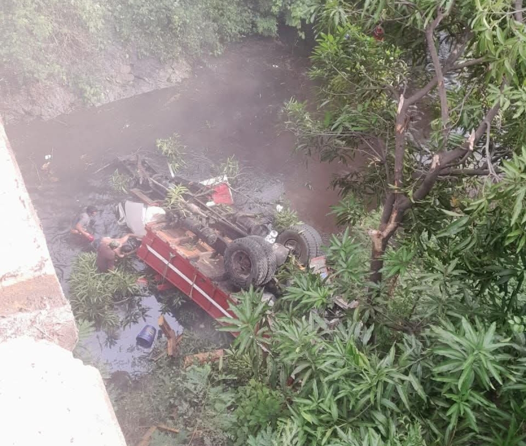 Conductor muere al caer con su camión en un abismo en San Rafael del Sur