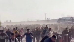 Multitud huye de mortífero ataque israelí cerca de un centro de ayuda humanitaria en Gaza