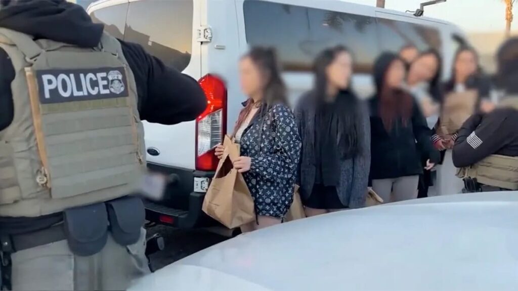 Arrestan a decenas de migrantes ilegales en un club nocturno en EEUU