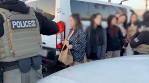 Arrestan a decenas de migrantes ilegales en un club nocturno en EEUU