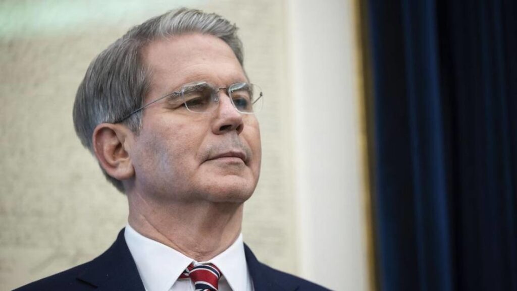 Secretario del Tesoro defiende aranceles de Trump pese a alzas de precios