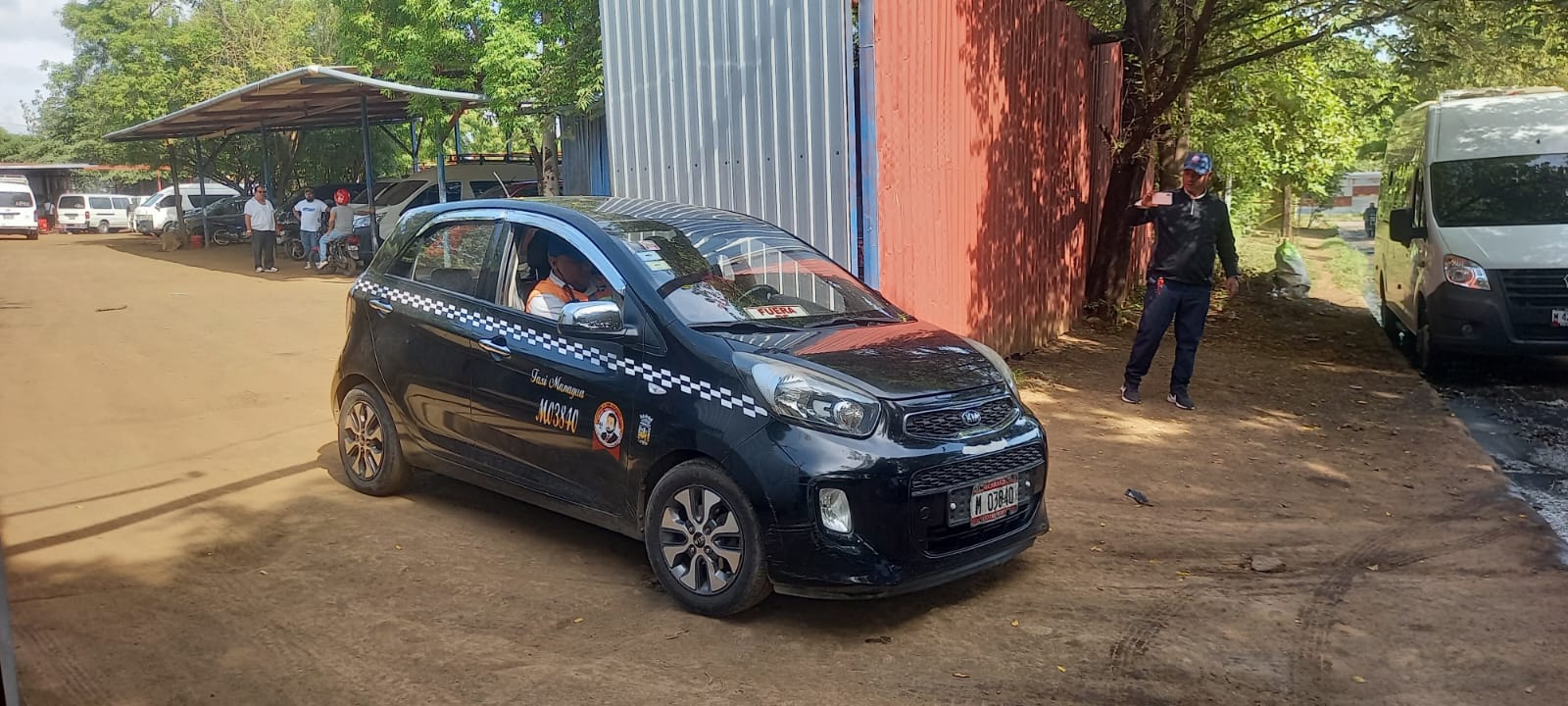 Retienen taxi tras denuncia contra su conductor por hacer actos obscenos