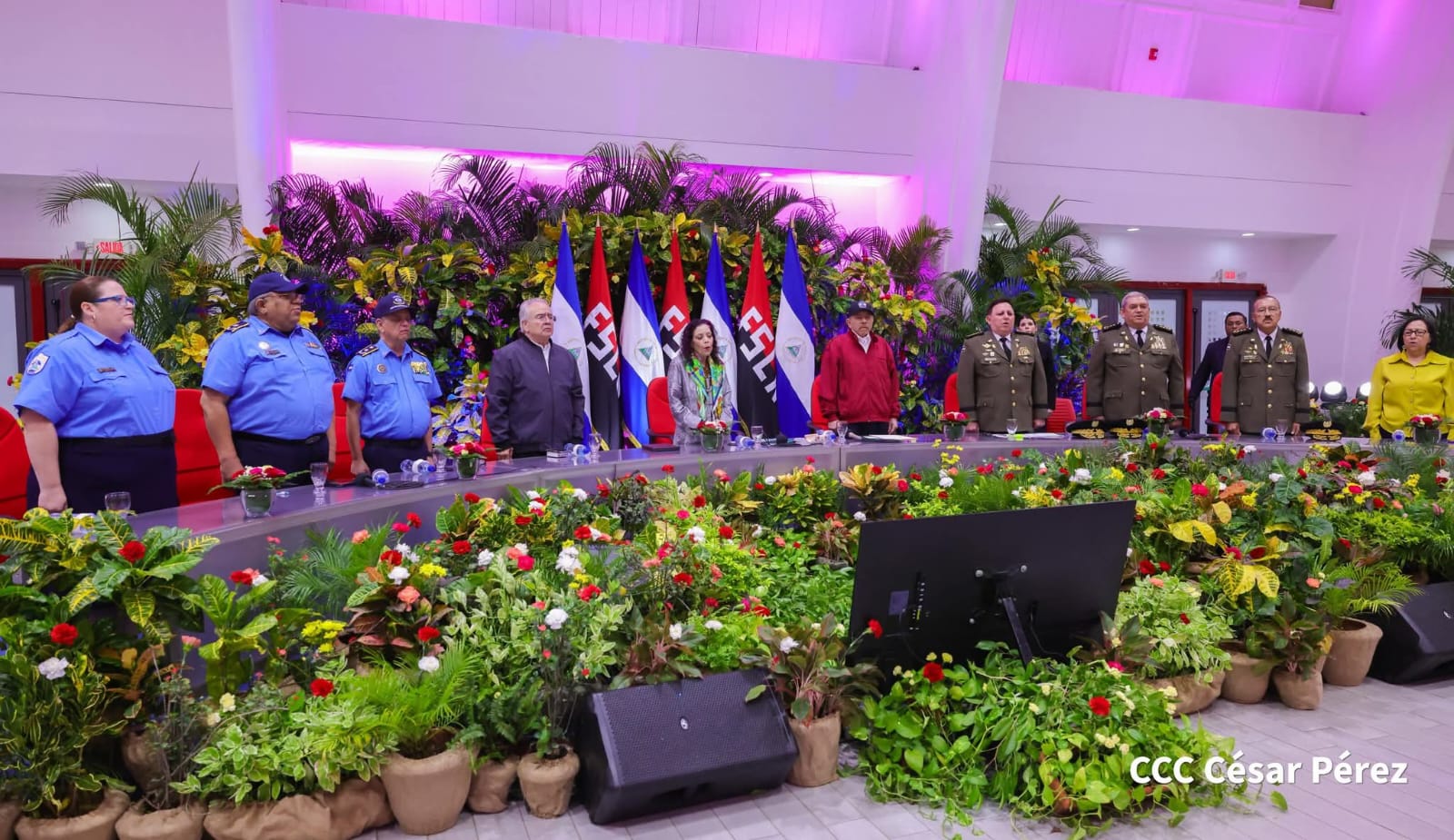 Copresidentes de Nicaragua entregan ascensos en el Ejército