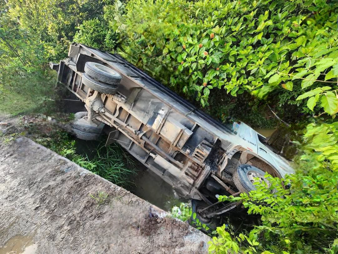 Camión con trabajadores de palma africana en el Caribe Sur cae en barranco y deja 24 lesionados