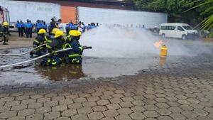 Bomberos nicaragüenses mejoran técnicas en el control de fuga de gas butano