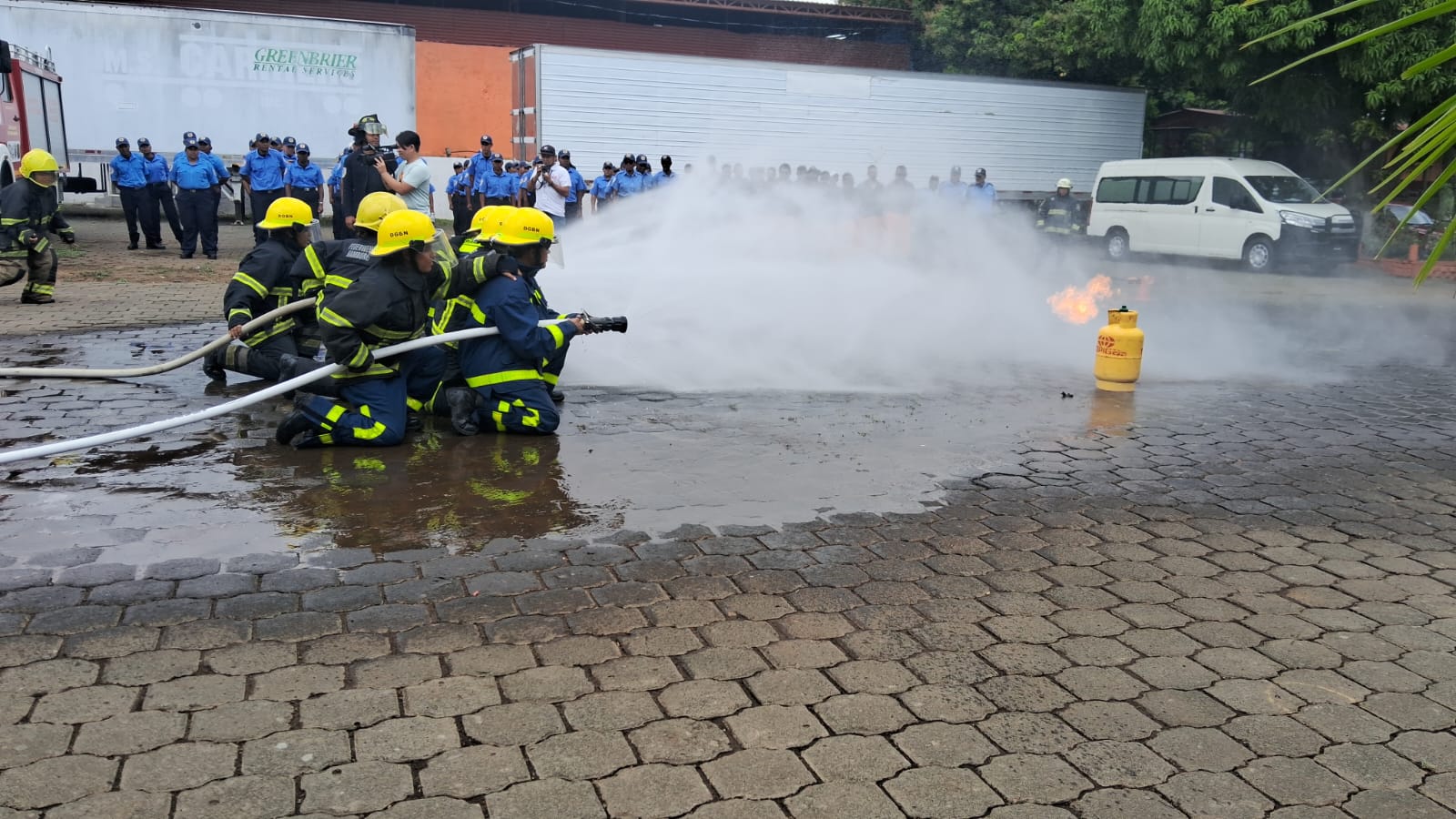 Bomberos nicaragüenses mejoran técnicas en el control de fuga de gas butano