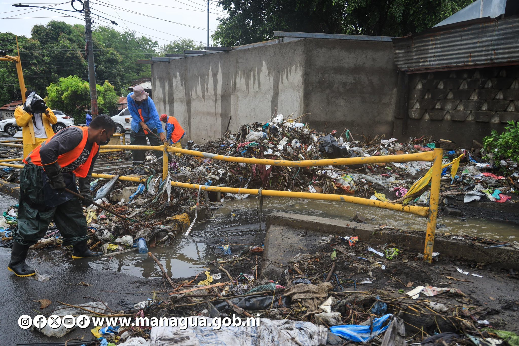 Alcaldía de Managua despliega cuadrillas para recolectar la basura arrastrada por las lluvias