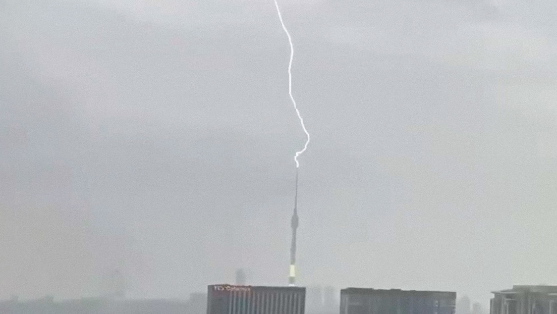 Un rayo cae sobre la torre de televisión de Moscú