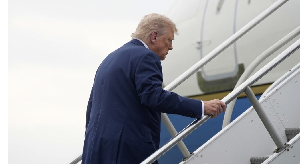Trampa de la rampa: Trump revive tropiezo de Biden subiendo al Air Force One