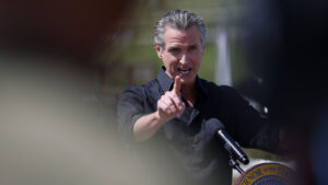 Trump llama a arrestar al gobernador de California y este le responde