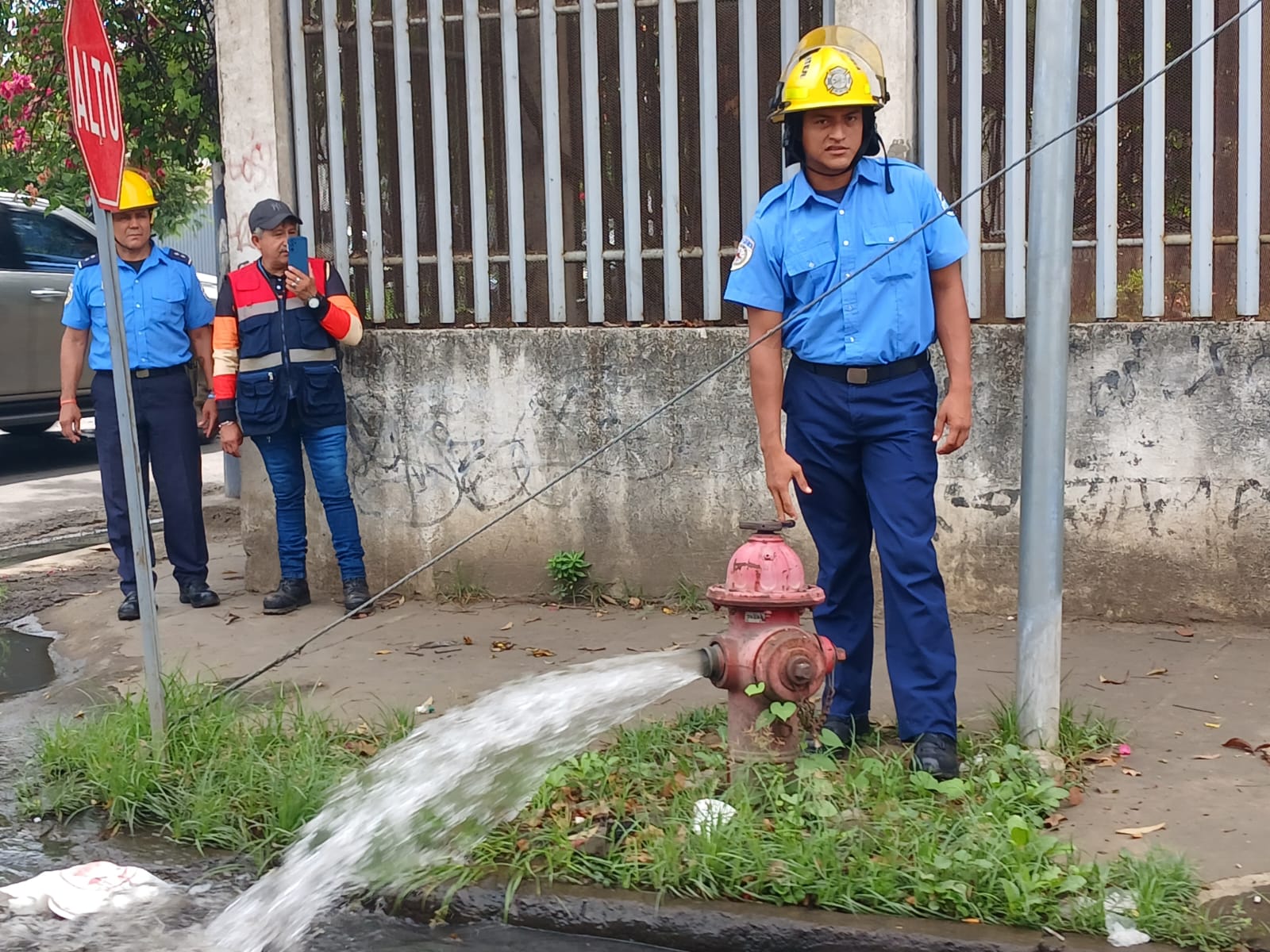 Mercado Oriental es inspeccionado por bomberos para garantizar seguridad de vendedores y compradores