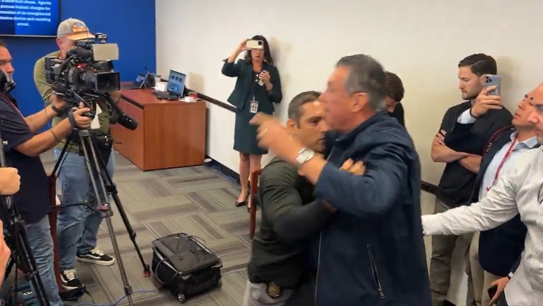 Senador de EE.UU. es esposado a la fuerza tras interrumpir una rueda de prensa de Kristi Noem