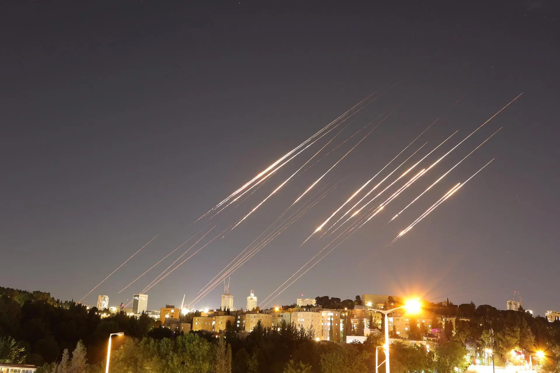 Irán ataca territorios ocupados israelíes y golpea exitosamente en Haifa