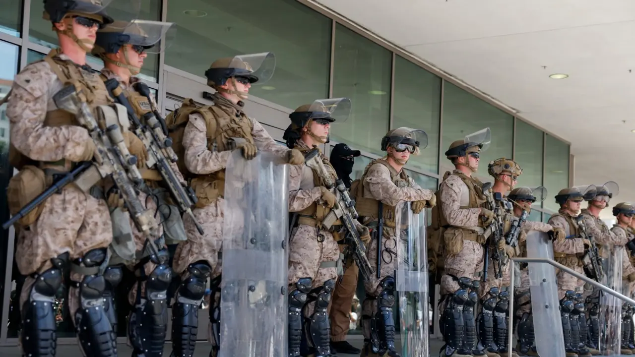 Policía reprime con gas lacrimógeno protesta “No Kings” en Los Ángeles, EEUU