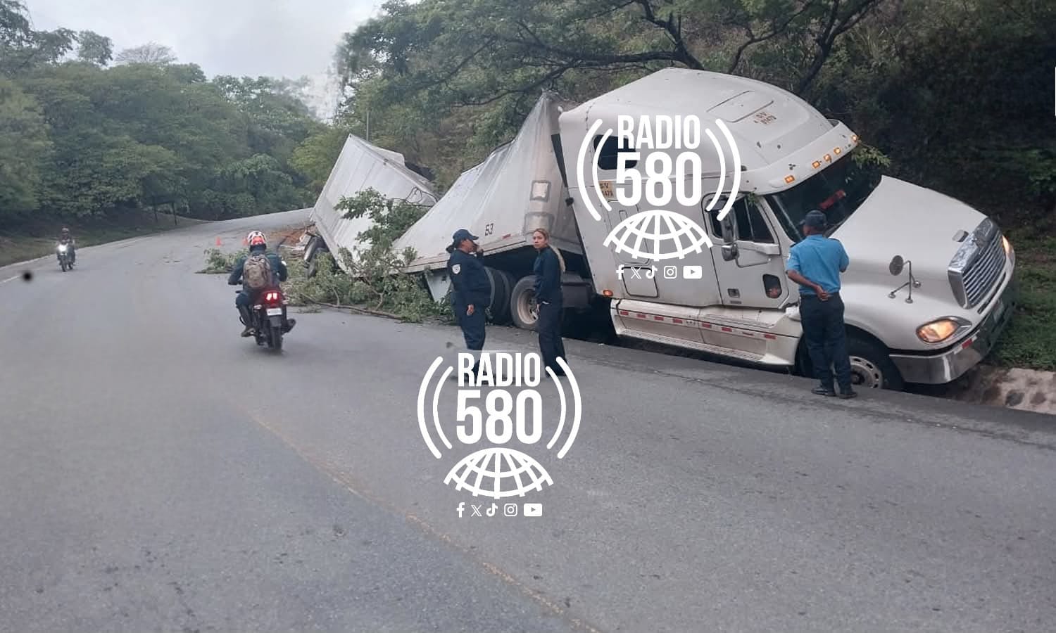 Cabezal que transportaba pintura se vuelca en Ocotal