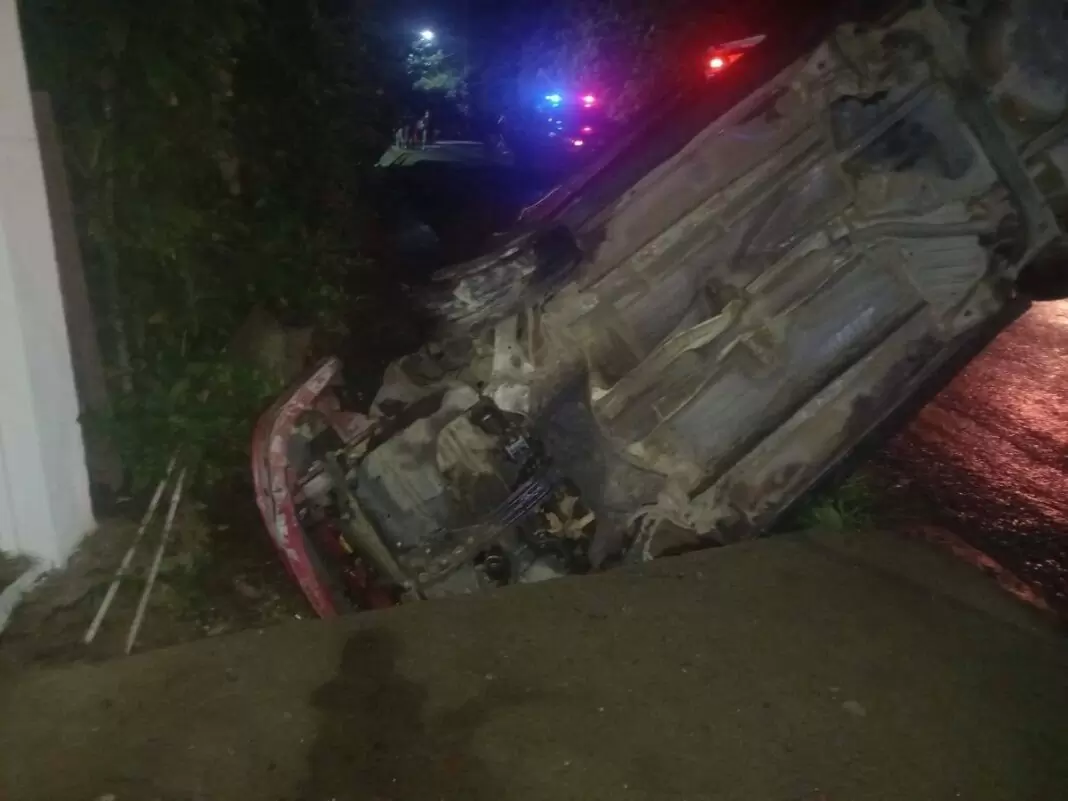 Sujeto borracho y a toda velocidad se vuelca en la carretera La Concepción provocando 6 lesionados